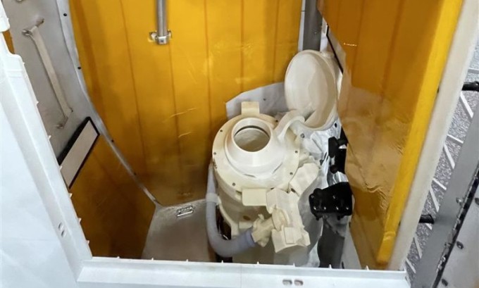 Bản sao nhà vệ sinh trên tàu Orion để các phi hành gia huấn luyện sử dụng. Ảnh: CNN