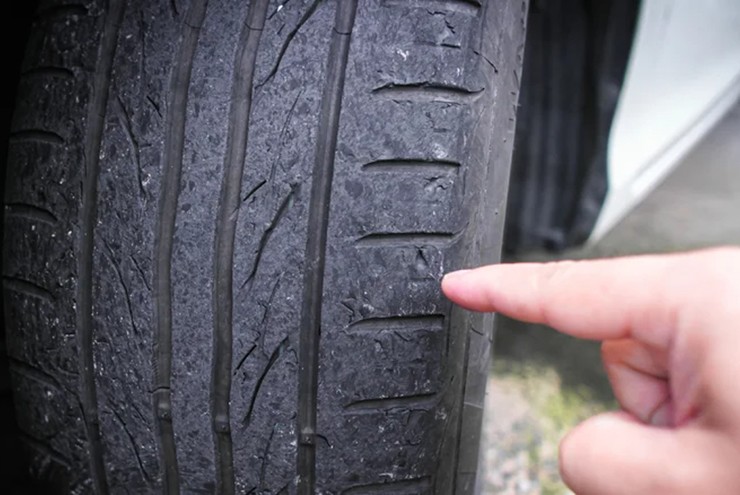 Nhưng người mua xe điện phải hiểu rõ vì sao lốp xe nhanh mòn hơn xe xăng.