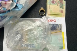 Nhẫn vàng cùng hàng chục triệu đồng bị bỏ quên trên bãi biển Đà Nẵng