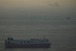 Hai siêu tàu chở dầu quay đầu tại eo biển Hormuz vào phút chót