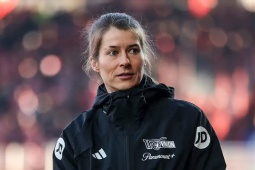 HLV nữ đầu tiên được bổ nhiệm dẫn dắt một CLB Bundesliga