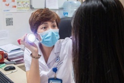 Sau chơi thể thao, nhiều người ngứa da, nổi mẩn vì nắng nóng