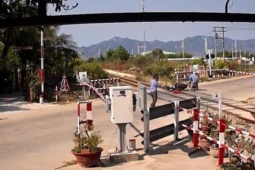 CLIP: Người phụ nữ vượt rào chắn đường sắt, ngã sát đường ray khi tàu sắp tới