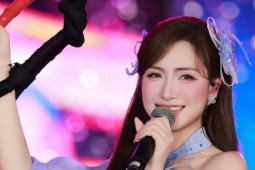 Ca sĩ Hòa Minzy ngồi trên vòng bay lượn hát trước 50.000 nghìn khán giả