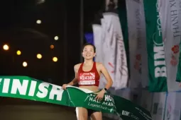Nguyễn Thị Oanh, Nguyễn Trung Cường 'vô đối' tại Tay Ho Half Marathon 2026
