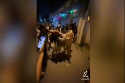 VIDEO: Hai nhóm phụ nữ đánh nhau, nhiều người vây quanh quay clip
