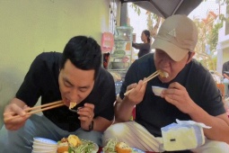 Khách Hàn lần đầu thử một món ở vỉa hè TPHCM, khen đáng dậy sớm để ăn