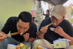 Khách Hàn lần đầu thử một món ở vỉa hè TPHCM, khen đáng dậy sớm để ăn