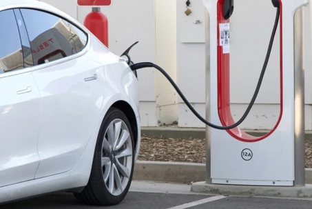 Vì sao lốp xe điện mòn nhanh hơn xe xăng?