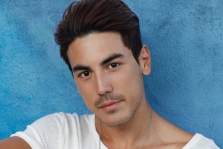 Diễn viên Bạch Tử Hiên nhận 'cơn mưa' lời khen khi lao xuống biển cứu 2 cô gái đuối nước