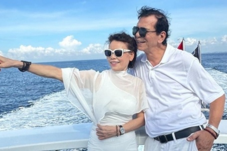 Ảnh sao 12/10: Bố mẹ Hồ Ngọc Hà tình tứ