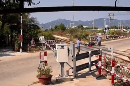 CLIP: Người phụ nữ vượt rào chắn đường sắt, ngã sát đường ray khi tàu sắp tới