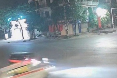 VIDEO: Xe cứu thương chở nhiều người bị lật sau khi tông xe bán tải ở ngã tư