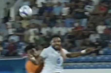 Nguyễn Xuân Son hoang mang: 'Tại sao trọng tài không thổi phạt đền'?