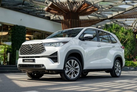 Toyota Innova Cross HEV có lợi thế gì so với các đối thủ cùng phân khúc?