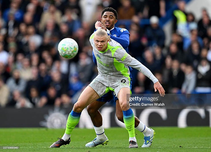Chelsea (áo xanh thẫm) và Man City so tài căng thẳng