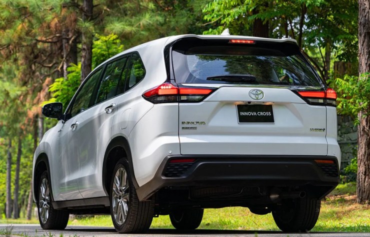 Toyota Innova Cross HEV có lợi thế gì so với các đối thủ cùng phân khúc? - 5