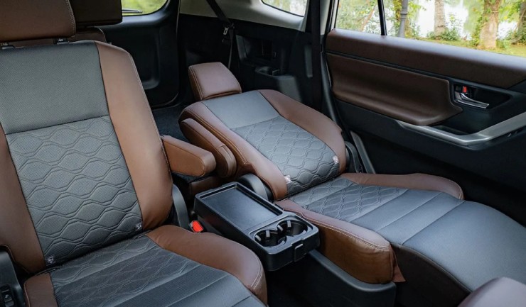 Toyota Innova Cross HEV có lợi thế gì so với các đối thủ cùng phân khúc? - 4