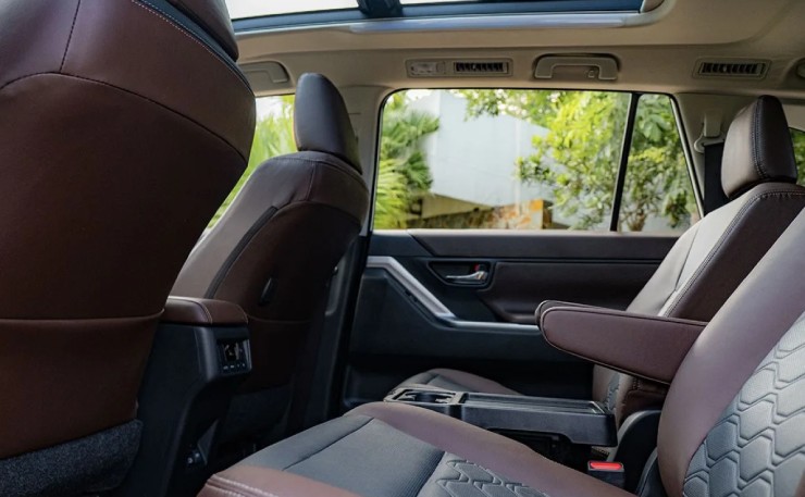 Toyota Innova Cross HEV có lợi thế gì so với các đối thủ cùng phân khúc? - 6