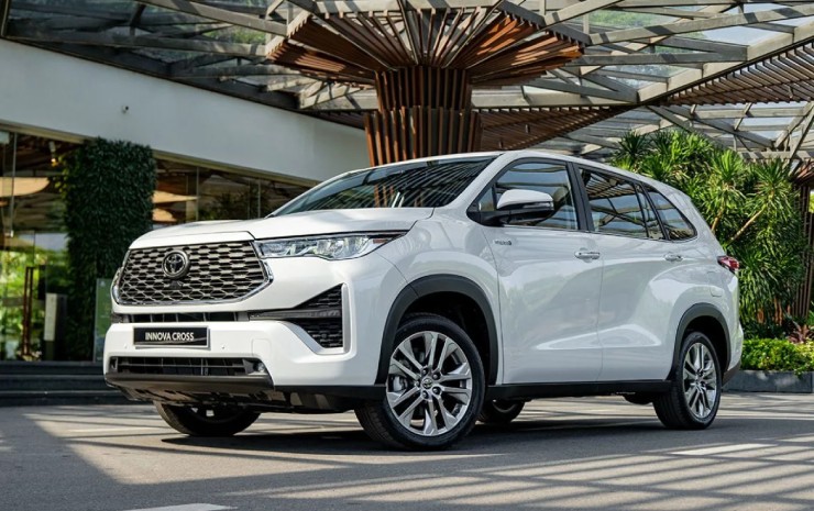 Toyota Innova Cross HEV có lợi thế gì so với các đối thủ cùng phân khúc? - 1