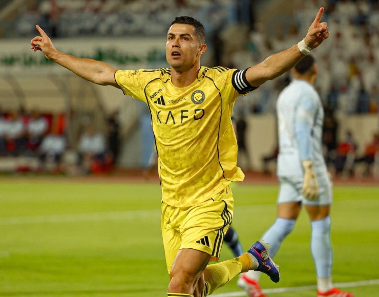 Ronaldo ghi bàn thứ 969 vào lưới thủ môn có họ là... Portugal (tiếng Việt: Bồ Đào Nha)