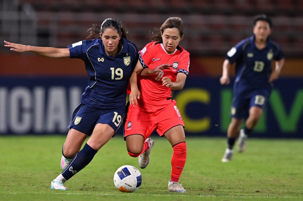 Thái Lan (áo xanh) gục ngã trước Hàn Quốc trong hiệp phụ