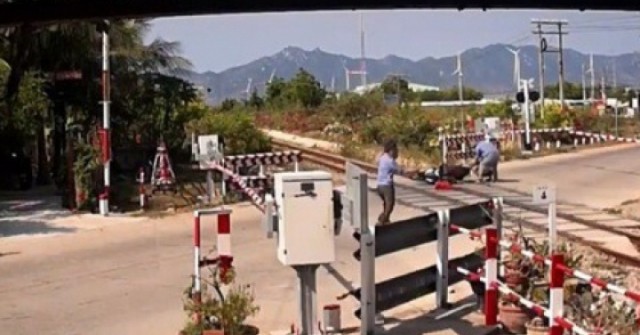 CLIP: Người phụ nữ vượt rào chắn đường sắt, ngã sát đường ray khi tàu sắp tới