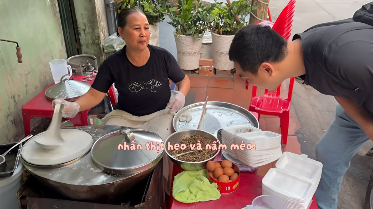 Simon và Seonguk (đội mũ) thưởng thức bánh cuốn ở đường Quốc Hương, phường An Khánh lúc hơn 6h