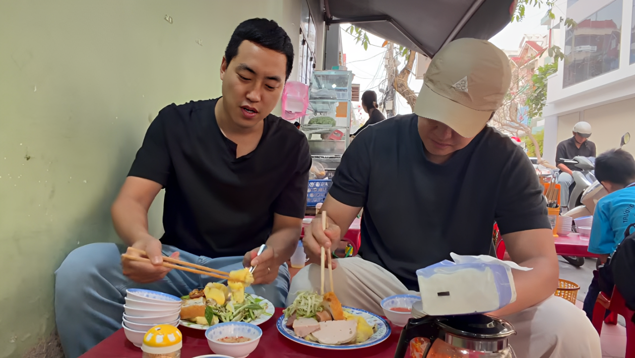 Simon và Seonguk (đội mũ) thưởng thức bánh cuốn ở đường Quốc Hương, phường An Khánh lúc hơn 6h