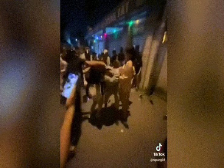 VIDEO: Hai nhóm phụ nữ đánh nhau, nhiều người vây quanh quay clip
