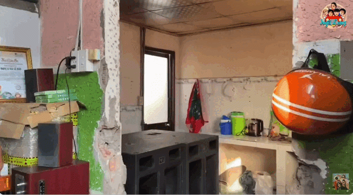 Phòng kho bong tróc, ngổn ngang của nghệ sĩ Lê Bảo.