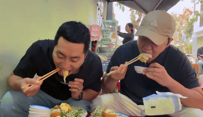 Khách Hàn lần đầu thử một món ở vỉa hè TPHCM, khen đáng dậy sớm để ăn - 3