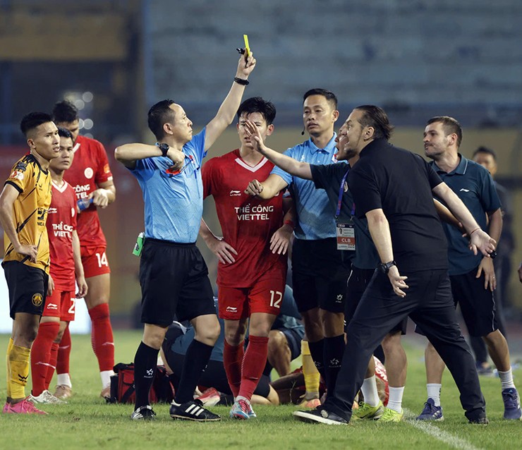 Trọng tài liên tiếp "gây bão" ở vòng 18 của V-League 2025/26.