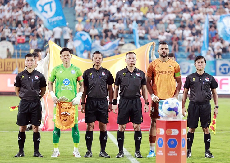 Tổ trọng tài điều khiển trận đấu giữa Nam Định và HAGL chiều ngày 11/4.
