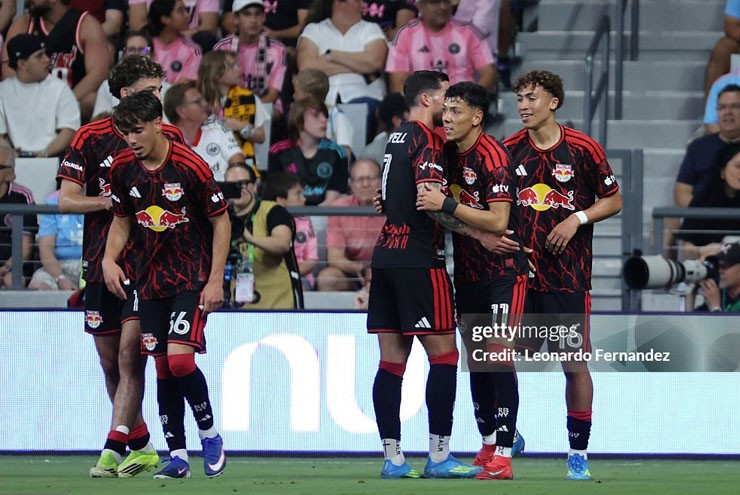 New York RB ghi bàn mở điểm ấn tượng