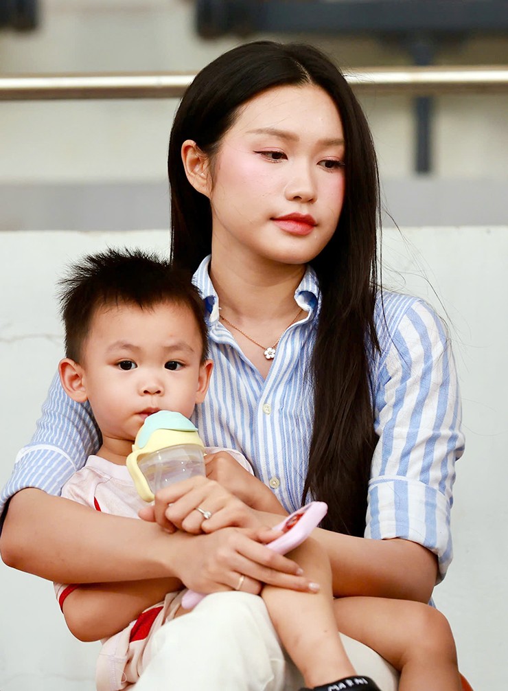 Doãn Hải My và con trai cổ vũ Đoàn Văn Hậu tối ngày 12/4.