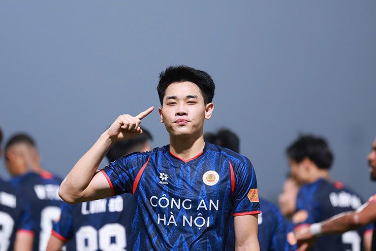 Đình Bắc mở tỷ số cho CAHN sau cú sút xa bị Minh Long để lọt qua tay