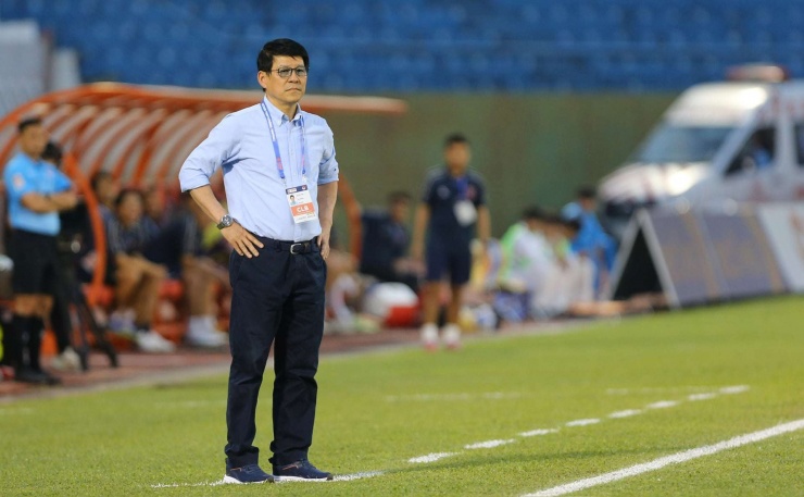 HLV Vũ Tiến Thành chỉ đạo Ninh Bình FC.