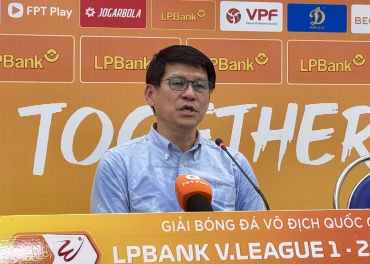 HLV Vũ Tiến Thành trả lời họp báo.
