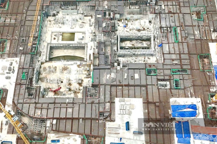 Theo ghi nhận của phóng viên, sau 6 tháng gấp rút thi công, hiện công trình đã dần thành hình. Các công nhân cùng máy móc đang nỗ lực thi công để đưa dự án về đích đúng hạn đề ra.