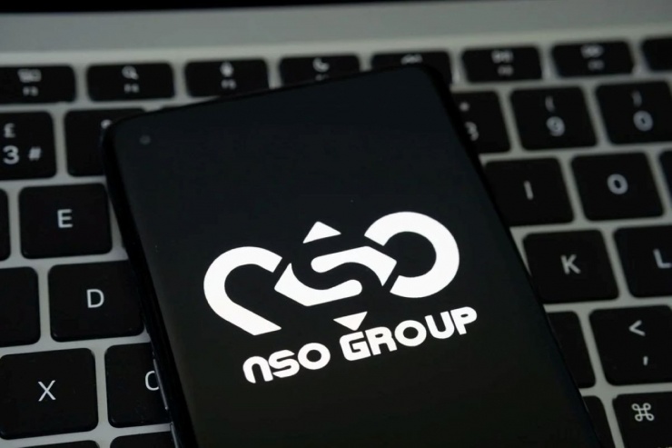 Logo của NSO Group được nhìn thấy trên một chiếc điện thoại thông minh đặt trên bàn phím máy tính xách tay. (Ảnh: Mundissima/Alamy/timesofisrael.com)