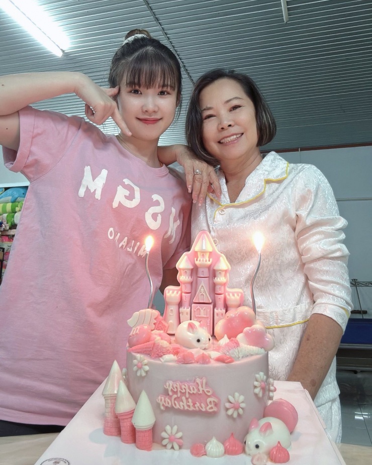 Ảnh sao 13/4: Vợ Đoàn Văn Hậu bế con trai ra sân cổ vũ chồng - 5