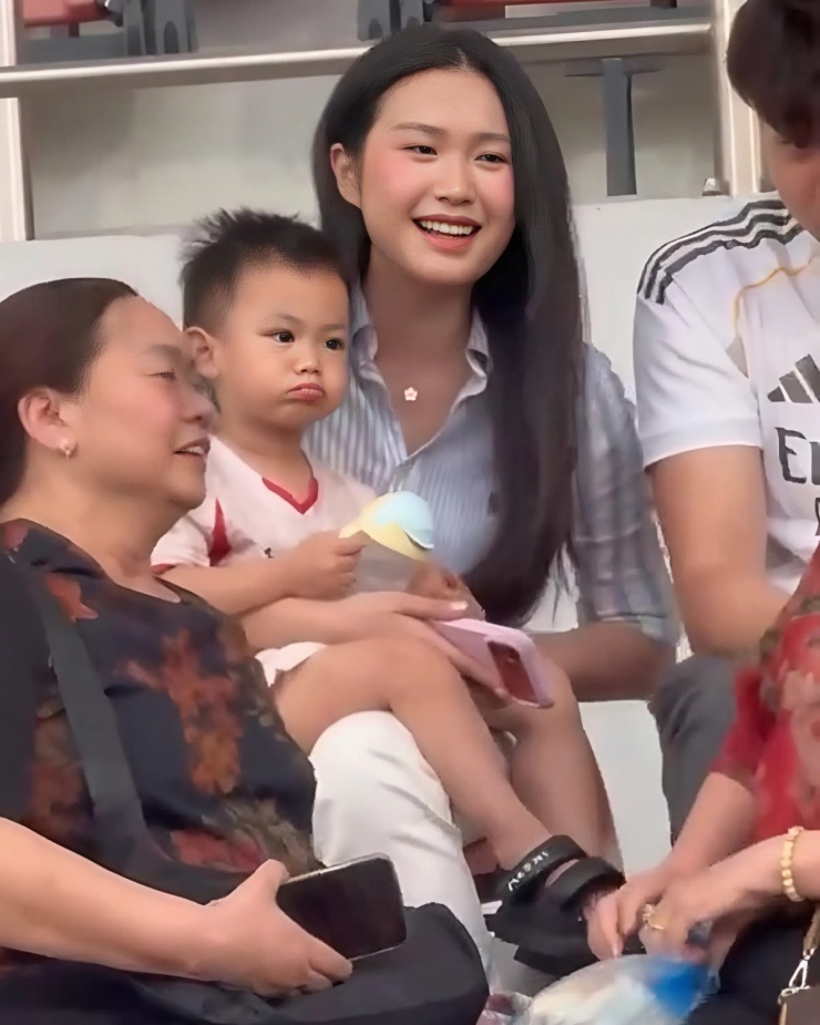 Ảnh sao 13/4: Vợ Đoàn Văn Hậu bế con trai ra sân cổ vũ chồng - 6