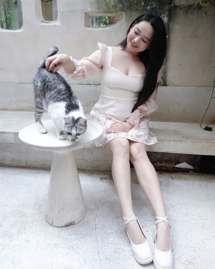 Ảnh sao 13/4: Vợ Đoàn Văn Hậu bế con trai ra sân cổ vũ chồng - 4