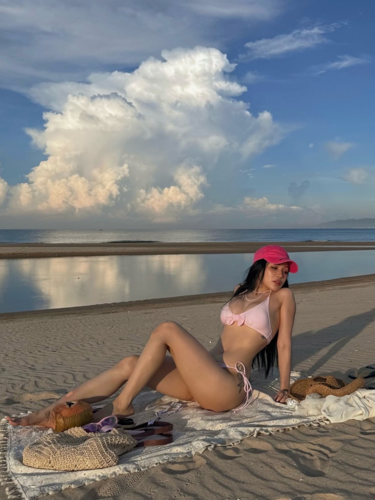 Ảnh sao 13/4: Vợ Đoàn Văn Hậu bế con trai ra sân cổ vũ chồng - 10