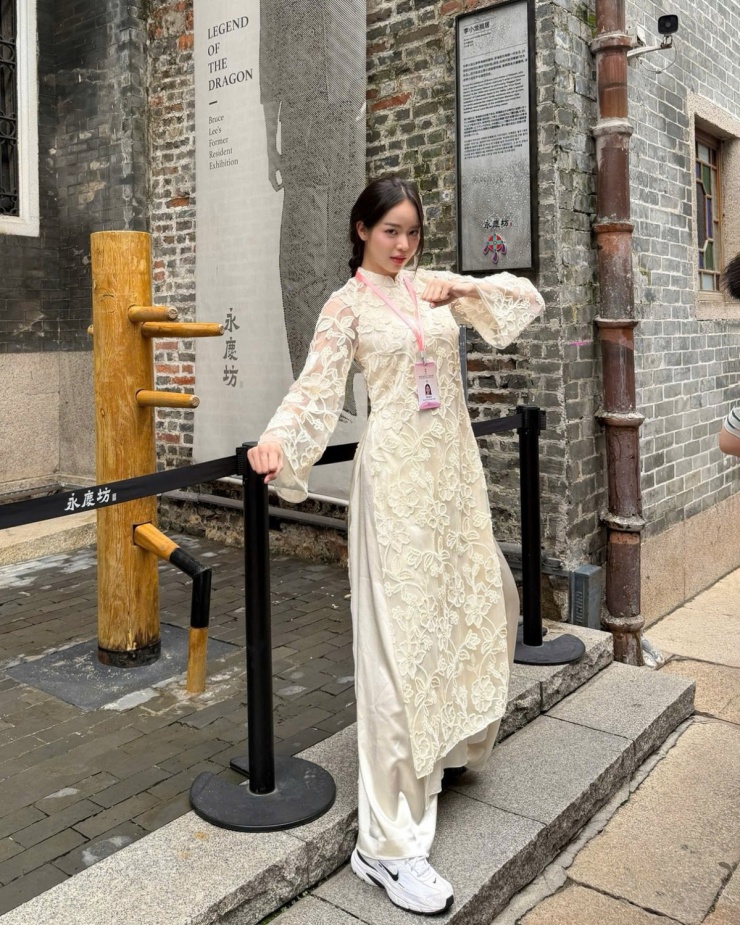 Ảnh sao 13/4: Vợ Đoàn Văn Hậu bế con trai ra sân cổ vũ chồng - 7