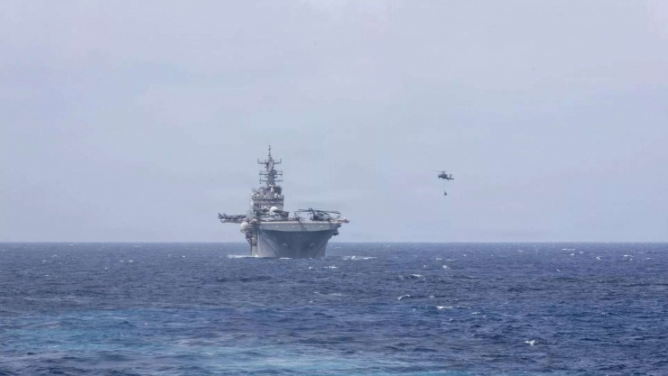 Hai tàu khu trục của Hải quân Mỹ suýt bị Iran đánh chìm trong tích tắc khi đi qua eo biển Hormuz - 1