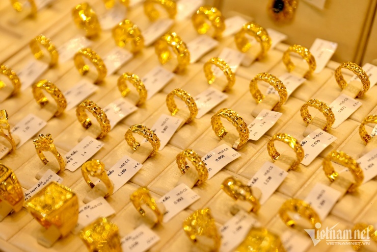 Giá vàng giảm khá mạnh vào đầu tuần mới. Ảnh: HH