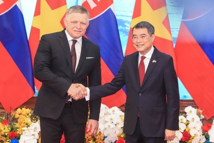 Thủ tướng Lê Minh Hưng và Thủ tướng Cộng hòa Slovakia Robert Fico. Ảnh: Hữu Hưng