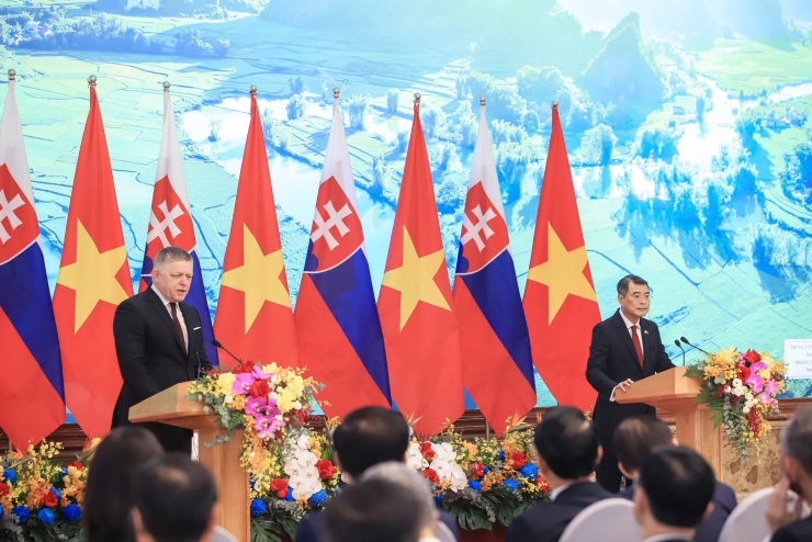 Thủ tướng Lê Minh Hưng và Thủ tướng Robert Fico tại họp báo. Ảnh: Hữu Hưng